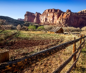 Stany Zjednoczone, Park Narodowy Capitol Reef, Drzewa, Utah, Stodoła Gifford, Skały, Droga, Ogrodzenie, Czerwone, Pola