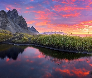 Vestrahorn, Niebo, Góry, Różowe, Trawa, Kałuża, Islandia, Zachód słońca