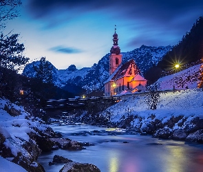 Zima, Bawaria, Rzeka, Most, Choinka, Ramsau bei Berchtesgaden, Alpy, Drzewa, Góry, Park Narodowy Berchtesgaden, Ramsauer Ache, Niemcy, Kościół św Sebastiana