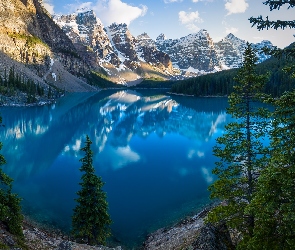 Kanada, Chmury, Las, Odbicie, Drzewa, Jezioro Moraine, Alberta, Park Narodowy Banff, Góry