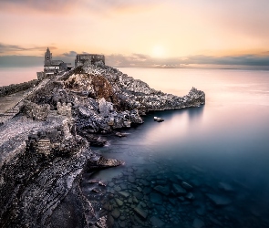 Włochy, Morze Liguryjskie, Wschód słońca, Skały, Chmury, Wybrzeże, Portovenere, Chiesa di San Pietro, Kościół św Piotra