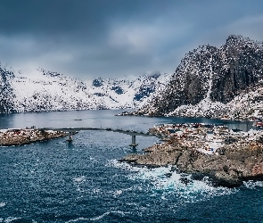 Wieś Hamnoy, Most, Skały, Norwegia, Lofoty, Morze, Góry