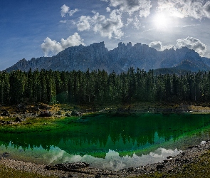Dolomity, Kamienie, Włochy, Góry, Góra Latemar, Karersee Lake, Drzewa, Jezioro, Obłoki, Odbicie, Lasy, Słońce