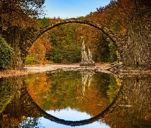 Niemcy, Jesień, Jezioro Rakotz, Odbicie, Drzewa, Most łukowy, Saksonia, Park Rododendronów Kromlau, Kamienny