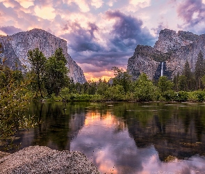 Drzewa, Sierra Nevada, Góry, Wodospad, Park Narodowy Yosemite, Kalifornia, Skały, Rzeka, Stany Zjednoczone, Merced River