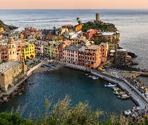 Vernazza, Włochy, Morze Liguryjskie, Region Cinque Terre, Domy