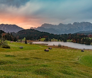 Lasy, Drzewa, Niemcy, Jezioro, Domki, Chmury, Bawaria, Polana, Geroldsee, Góry, Alpy Bawarskie