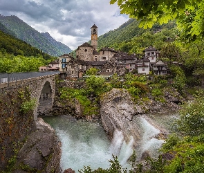 Góry, Kanton Ticino, Rzeka Verzasca, Szwajcaria, Lavertezzo, Skały, Most, Drzewa, Domy
