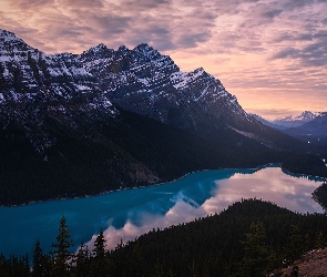Zachód słońca, Drzewa, Park Narodowy Banff, Skały, Lasy, Kanada, Jezioro, Prowincja Alberta, Chmury, Peyto Lake, Góry