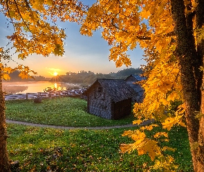 Ogrodzenie, Staw, Jesień, Liście, Niebo, Wschód słońca, Drzewa, Poranek, Ścieżka, Domki, Drewniane