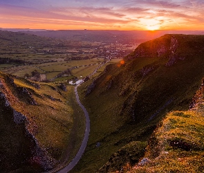 Góry, Hrabstwo Derbyshire, Drzewa, Anglia, Zachód słońca, Mgła, Wyżyna Peak District, Przełęcz, Winnats Pass