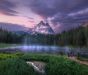 Jezioro, Prowincja Belluno, Trawa, Chmury, Antorno Lake, Góry, Masyw, Drzewa, Dolomity, Mostek, Mgła, Włochy, Tre Cime di Lavaredo