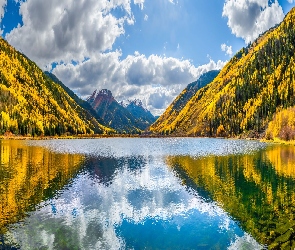 Odbicie, Obłoki, Drzewa, Jesień, Jezioro, Góry