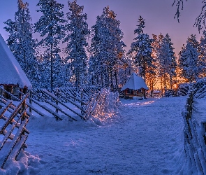 Ogrodzenie, Domki, Zachód słońca, Zima, Ośnieżone, Drzewa