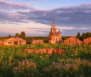 Drzewa, Łąka, Rosja, Cerkiew, Kwiaty, Chmury, Obwód archangielski, Trawa, Domy, Wieś, Kimzha