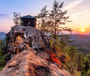 Promienie słońca, Drzewo, Park Narodowy Czeska Szwajcaria, Dom, Skały, Czechy, Jetrichovice