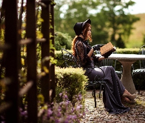 Kobieta, Krzesła, Suknia, Książka, Stolik, Długa, Kapelusz, Czarna, Bluzka