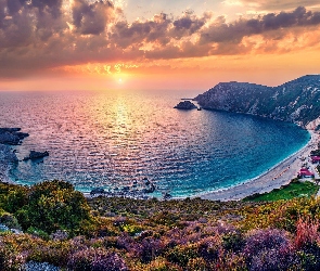 Morze, Wyspa Kefalonia, Chmury, Grecja, Petani Beach, Zachód słońca, Zatoka, Plaża, Góry