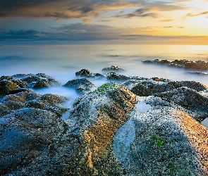 Morze, Skały, Wschód słońca, Chmury