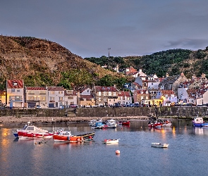 Domy, Anglia, Hrabstwo North Yorkshire, Wioska Staith, Łódki