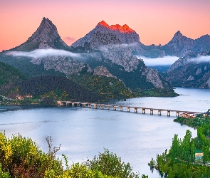 Most, Rzeka Esla, Prowincja Leon, Zbiornik Riano, Góry Kantabryjskie, Hiszpania, Miejscowość Riano