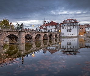Portugalia, Chaves, Most, Rzeka Tamega, Trajano Bridge, Domy