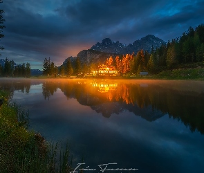 Jezioro, Prowincja Belluno, Odbicie, Włochy, Drzewa, Dom, Antorno Lake, Góry Dolomity, Oświetlony