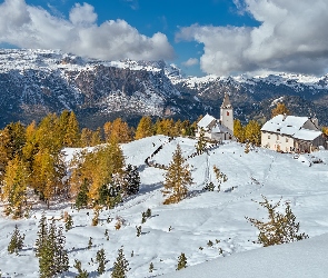 Drzewa, Chmury, Zima, Schronisko, Alta Badia, Włochy, Góry, Południowy Tyrol, Sanktuarium La Crusc Santa Croce, Dolomity, Drzewa