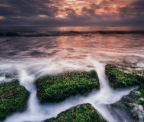 Skały, Omszałe, Morze, Chmury