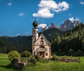 Włochy, Dolomity, Góry, Zachód słońca, Dolina Val di Funes, Las, Masyw Odle, Drzewa, Kościół św Jana, Las