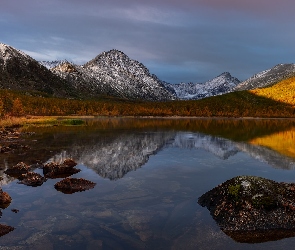 Drzewa, Jesień, Jezioro, Kołyma, Rosja, Góry Kołymskie, Jack London