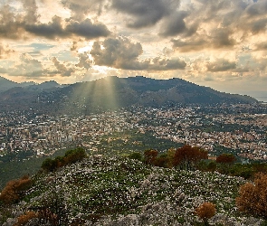 Włochy, Palermo, Przebijające słońce, Góry, Chmury, Miasto