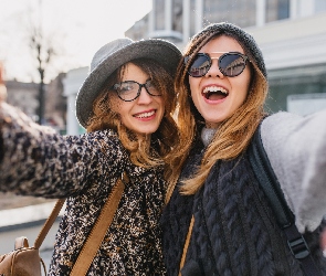 Okulary, Przyjaciółki, Radosne, Kapelusz, Kobiety, Dwie, Uśmiechnięte
