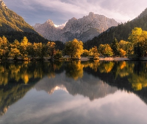 Odbicie, Drzewa, Las, Chmury, Góry, Kranjska Gora, Alpy Julijskie, Jezioro, Słowenia, Jasna Lake
