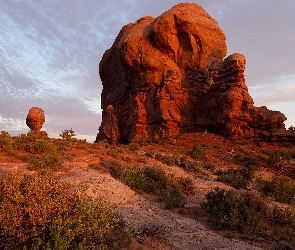 Utah, Chmury, Stany Zjednoczone, Niebo, Formacja skalna, Park Narodowy Arches, Balanced Rock, Skały