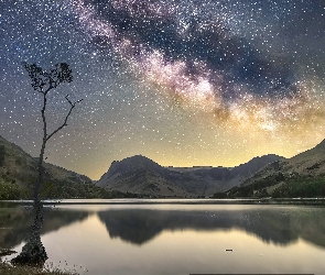 Gwiazdy, Skały, Odbicie, Brzeg, Drzewo, Jezioro, Droga Mleczna, Góry, Noc