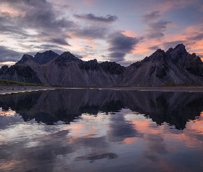 Plaża Stokksnes, Odbicie, Góry, Islandia, Morze, Poranek, Vestrahorn