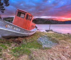 Drzewa, Chmury, Brzeg, Jezioro, Łódka, Niebo