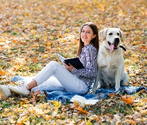 Labrador retriever, Pies, Kobieta, Liście, Biały, Długowłosa, Książka