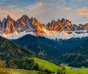 Val di Funes, Lasy, Góry, Santa Maddalena, Domy, Włochy, Alpy, Chmury, Dolina, Dolomity, Wieś