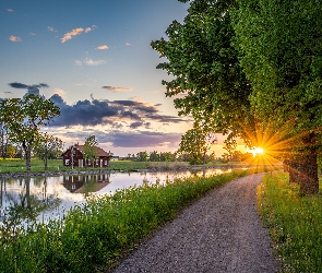 Chmury, Dom, Trawa, Promienie słońca, Rzeka, Drzewa, Droga