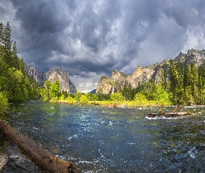 Stany Zjednoczone, Merced River, Chmury, Drzewa, Rzeka, Niebo, Kalifornia, Park Narodowy Yosemite, Góry