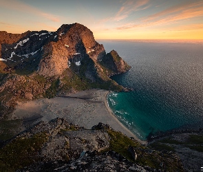 Zachód słońca, Plaża, Morze Norweskie, Dunes, Szczyt, Góry, Helvetestinden, Bunesstranda, Norwegia, Lofoty