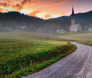 Droga, Domy, Wieś, Kościół, Góry, Pola, Zachód słońca, Drzewa