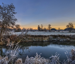 Drzewa, Zachód słońca, Trawa, Oszroniona, Rzeka