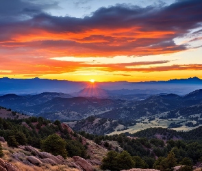 Zachód słońca, Chmury, Las, Góry, Drzewa, Niebo