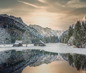 Odbicie, Jezioro, Niebo, Domki, Śnieg, Góry, Drzewa