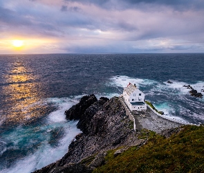 Zachód słońca, Morze Norweskie, Skały, Chmury, Krakenes, Norwegia, Latarnia morska