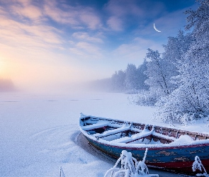 Wschód słońca, Łódka, Jezioro, Mgła, Drzewa, Zima, Ośnieżone