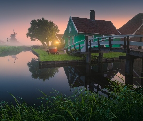 Skansen Zaanse Schans, Most, Holandia, Domy, Drzewa, Wiatraki, Mgła, Rzeka